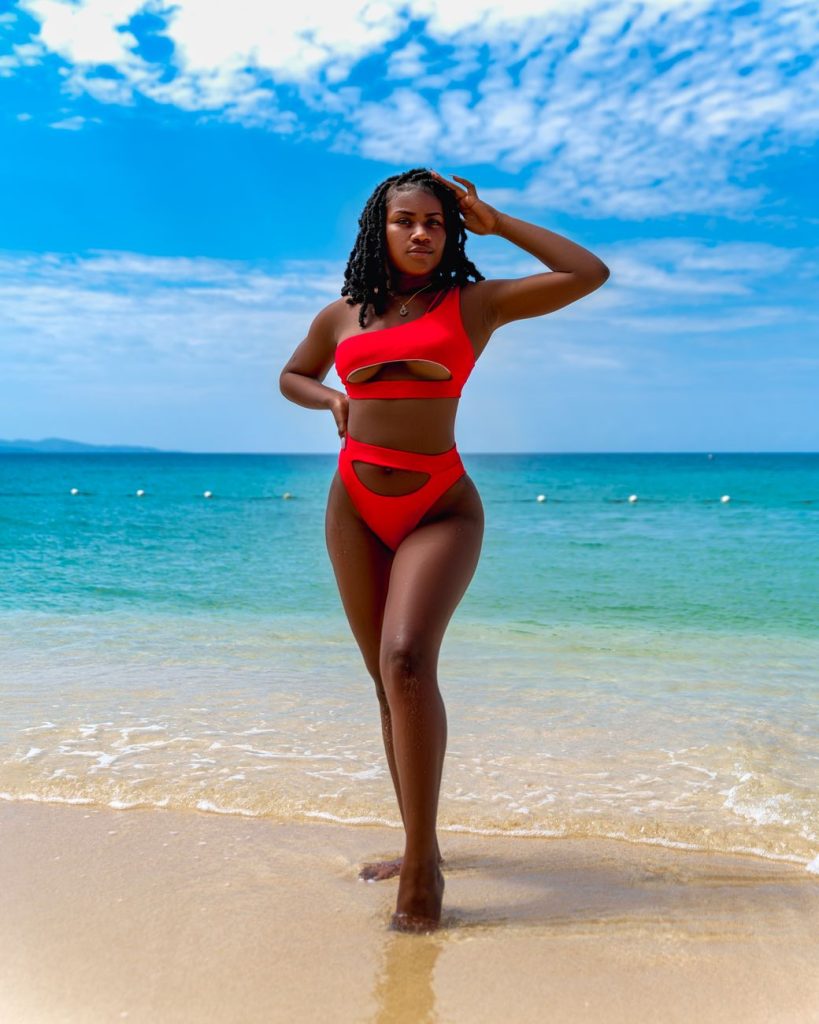 Mujer en bikini junto al agua