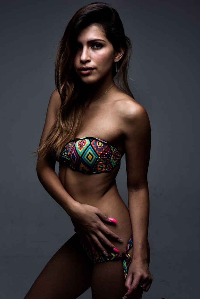 Mujer en bikini junto al agua