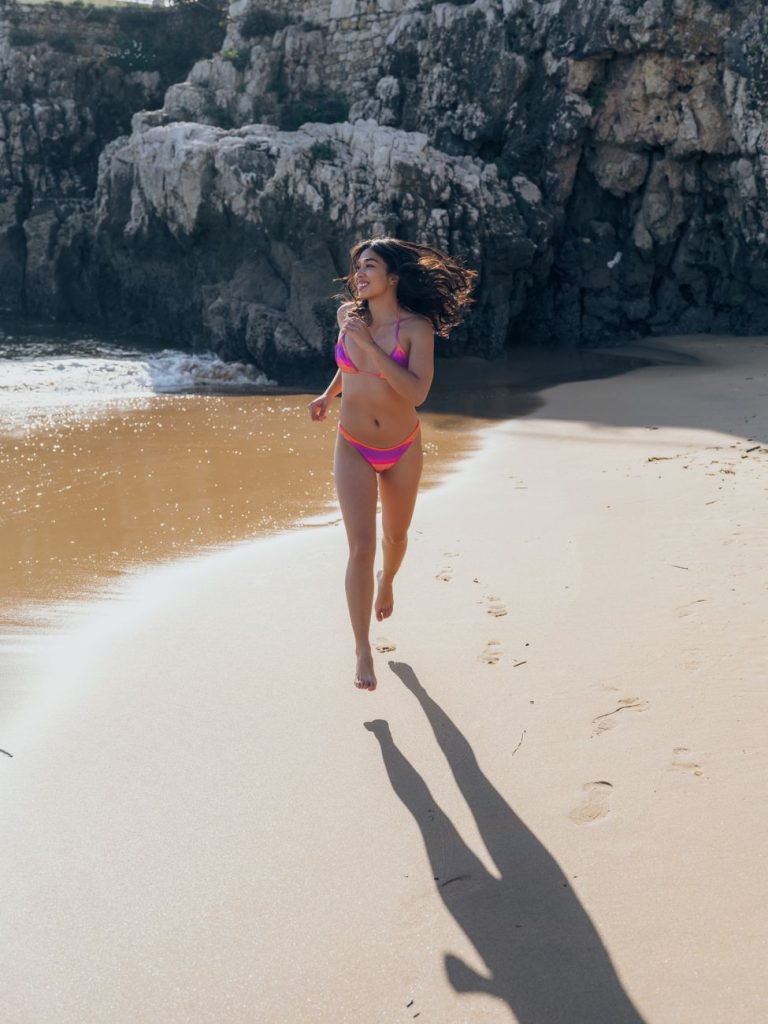 Mujer en bikini junto al agua