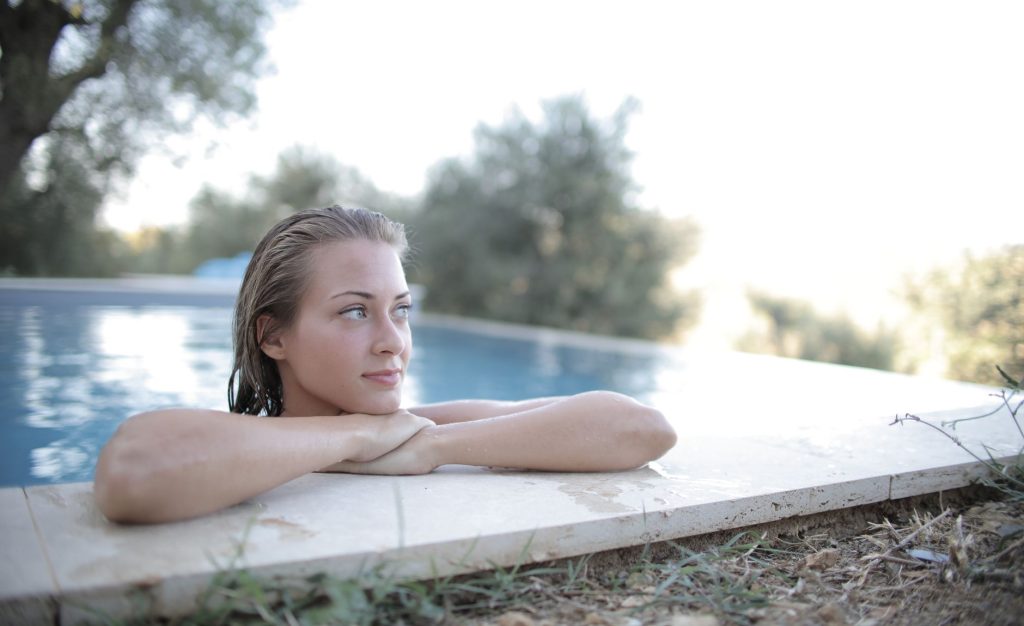 Mujer en bikini junto al agua