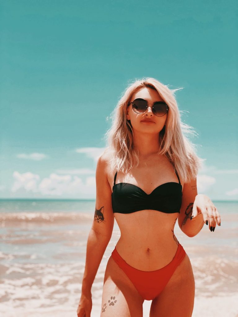 Mujer en bikini junto al agua