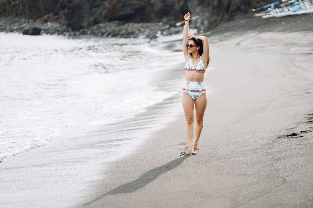 Mujer en bikini junto al agua