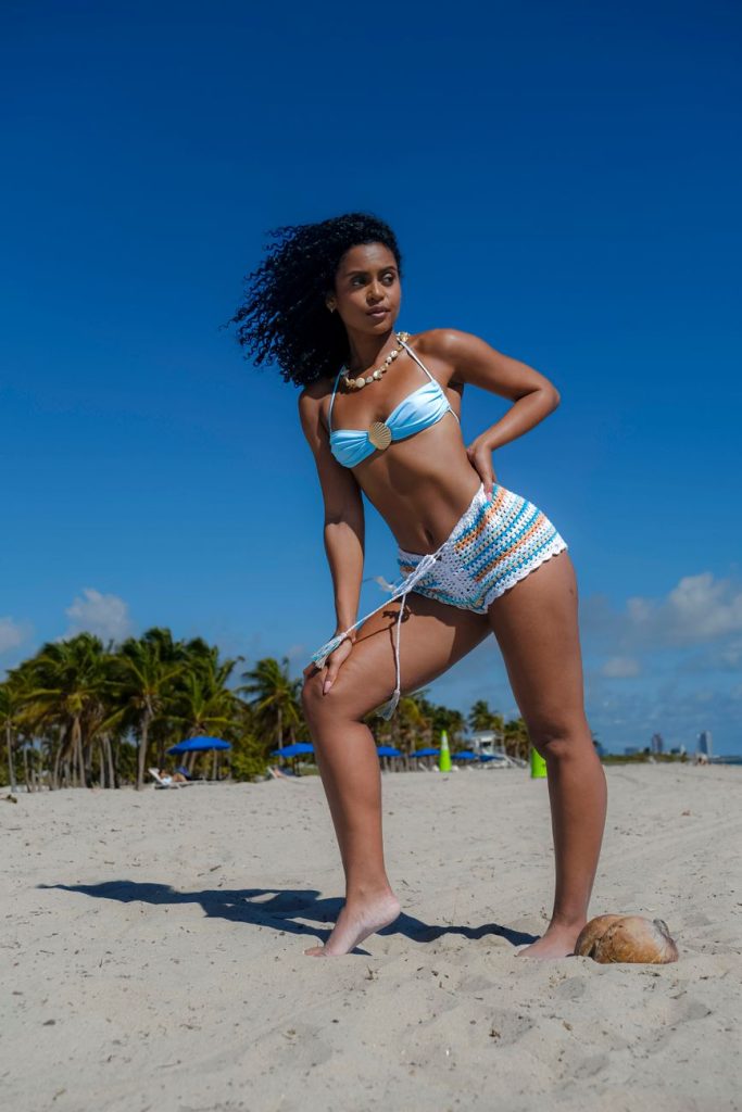 Mujer en bikini junto al agua