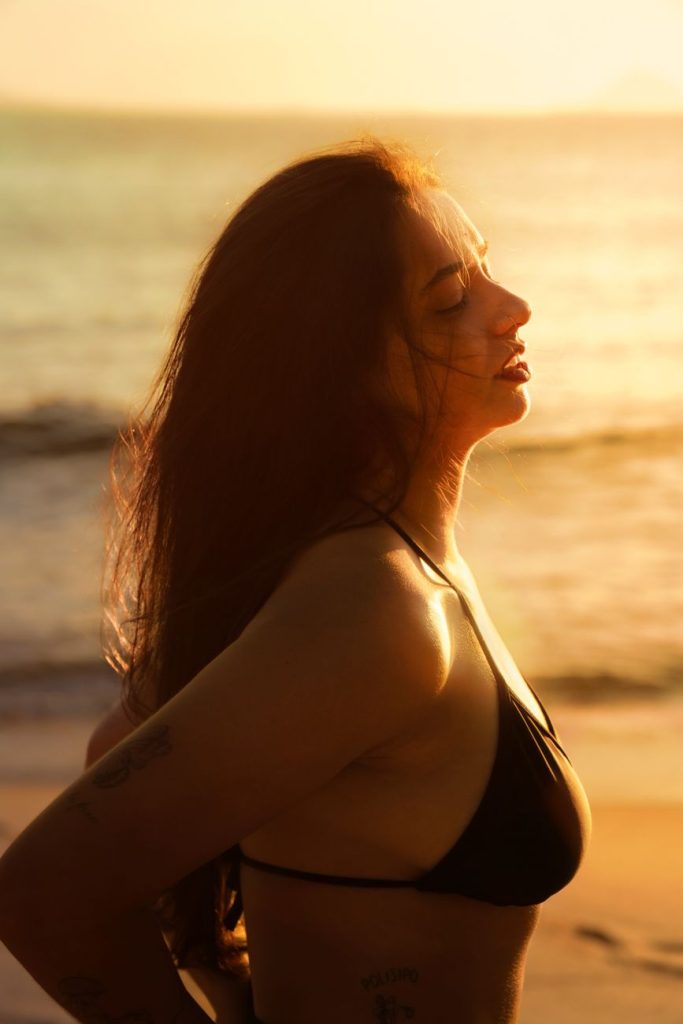 Mujer en bikini junto al agua