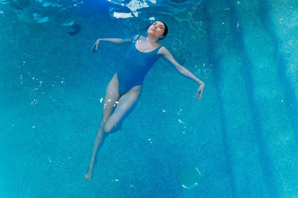 Mujer en bikini junto al agua