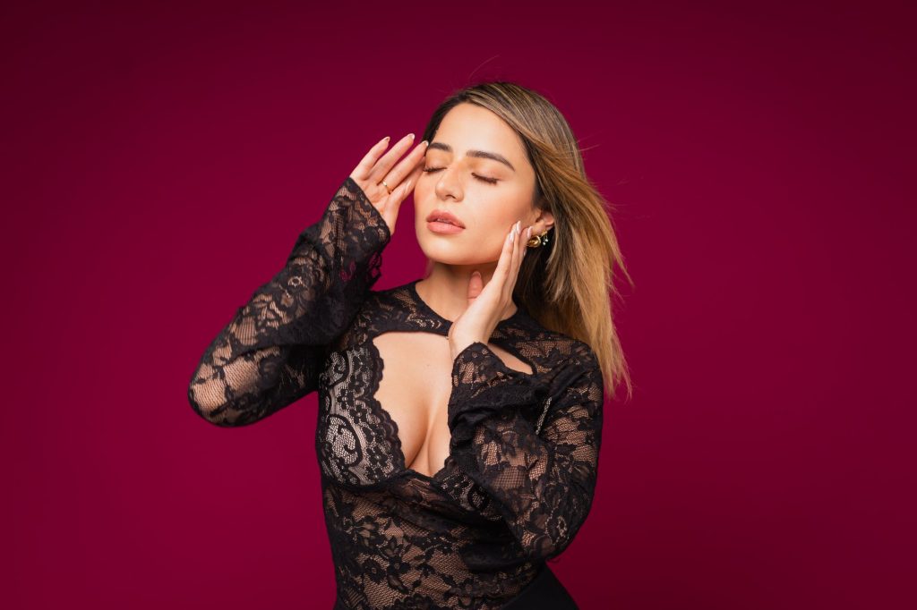 Mujer joven y seductora