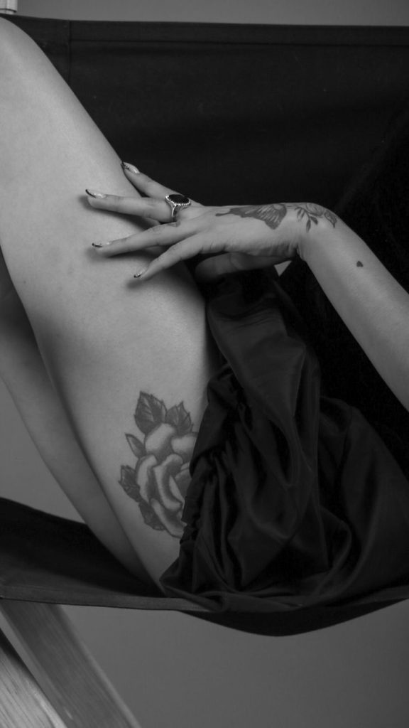 Mujer joven y seductora